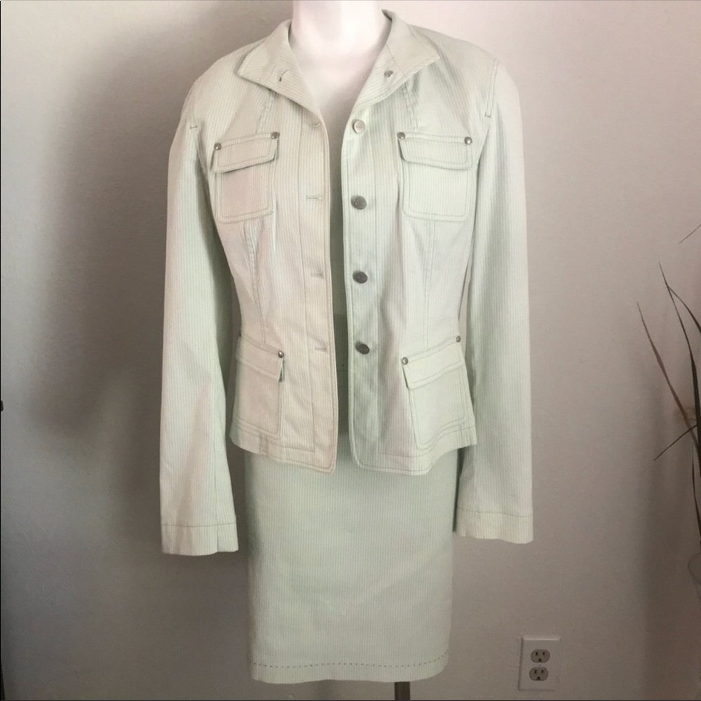 Measurements of Tahari set